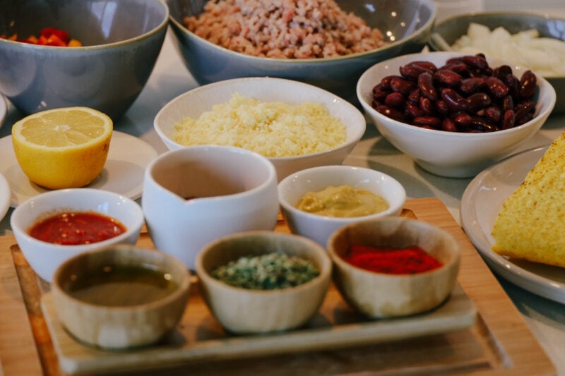 Preparation of the ingredients for the quinoa salad with tuna